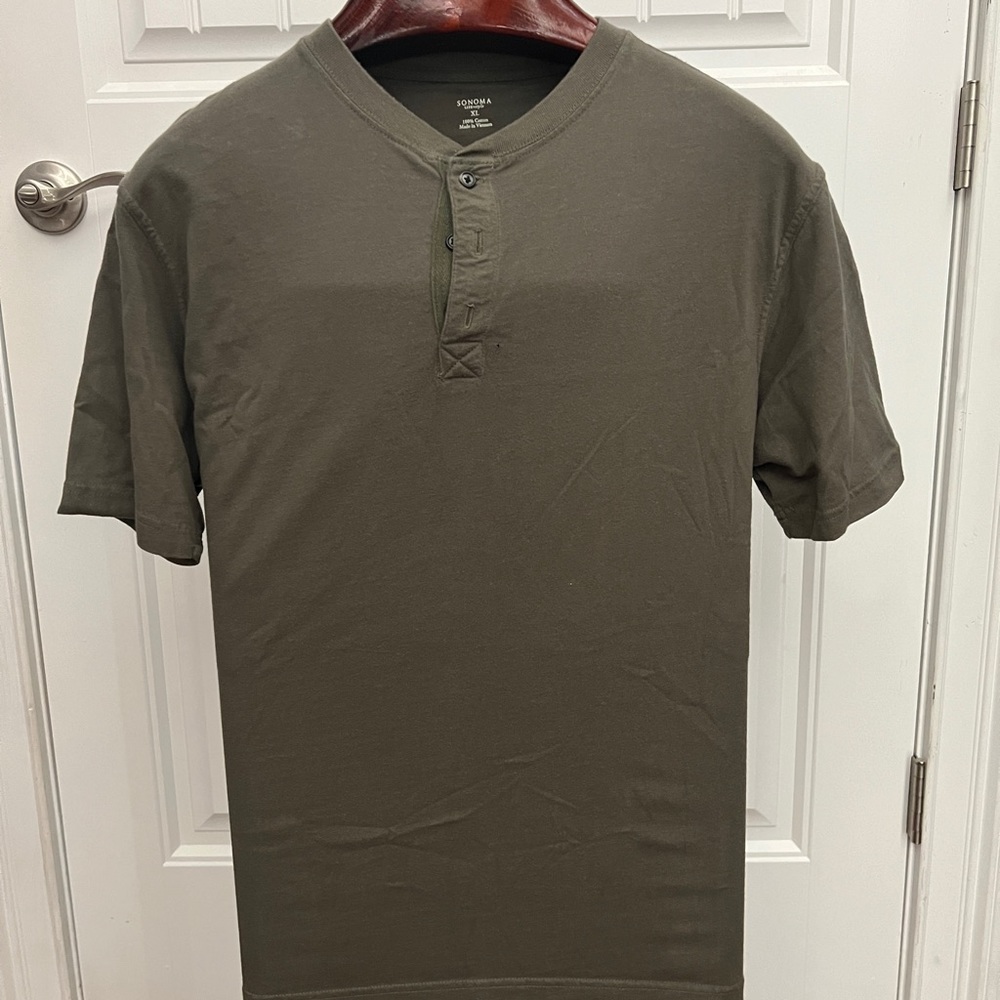 (2) Men short sleeve shirts bundle- New,no tags only been washed and hung up